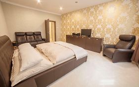 Spacious Apartment In City Center